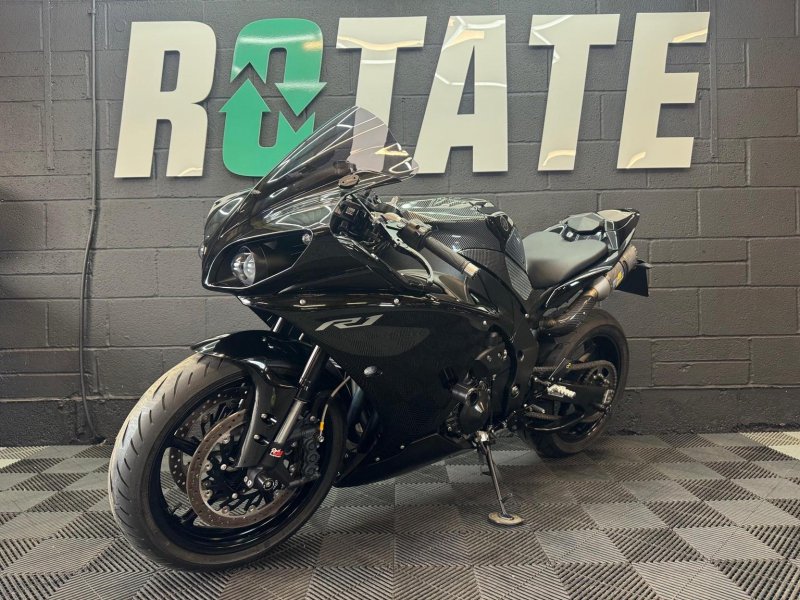 YAMAHA R1