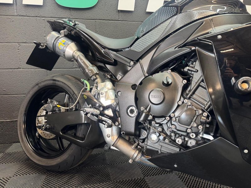 YAMAHA R1