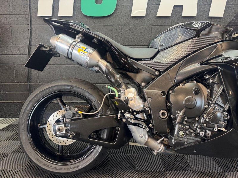 YAMAHA R1