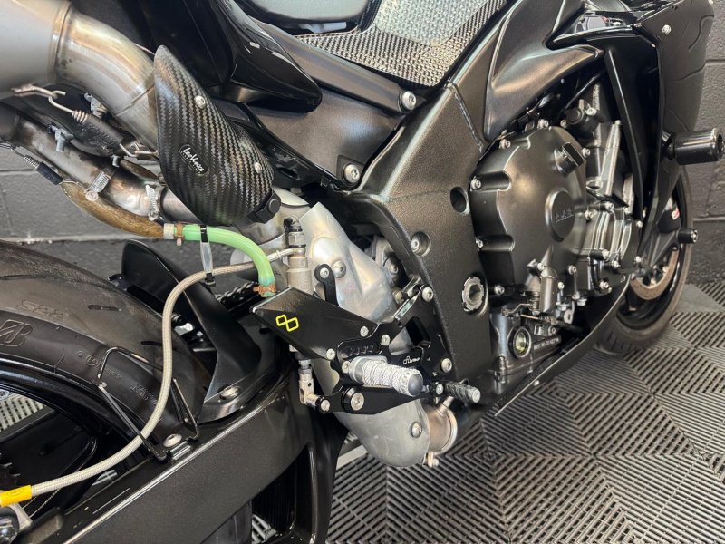 YAMAHA R1