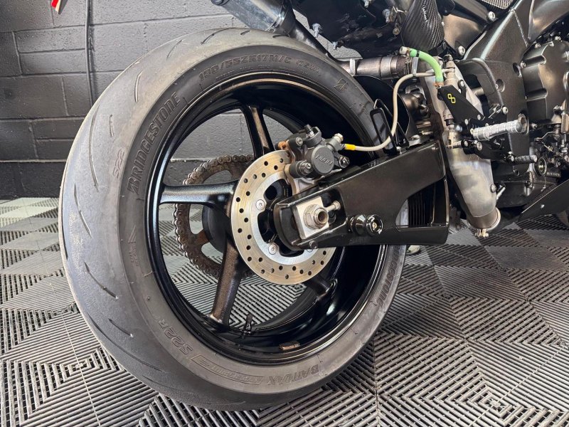 YAMAHA R1