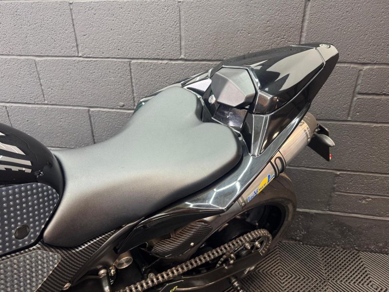 YAMAHA R1