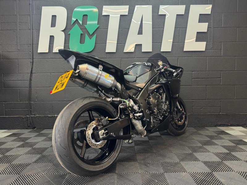 YAMAHA R1