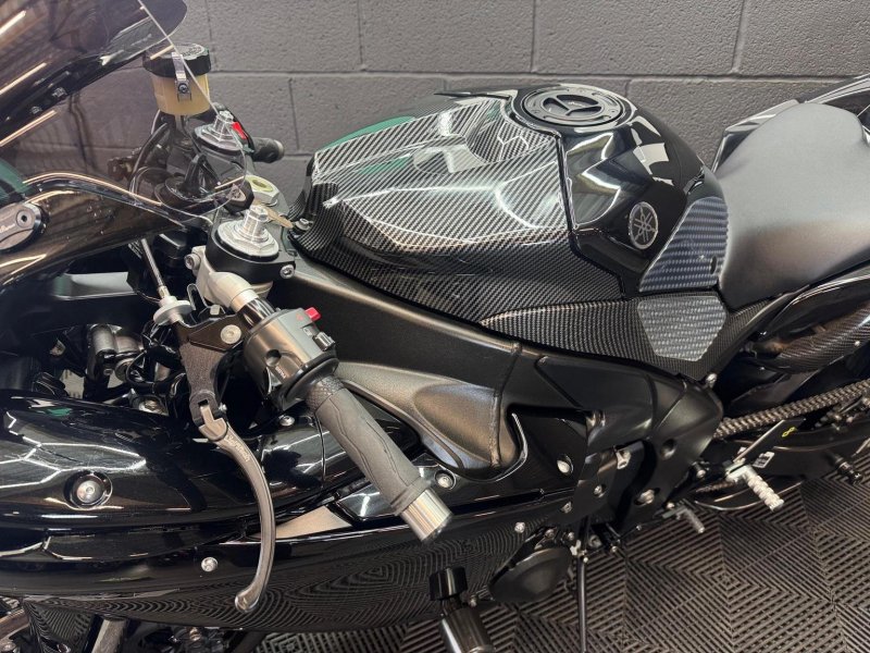 YAMAHA R1