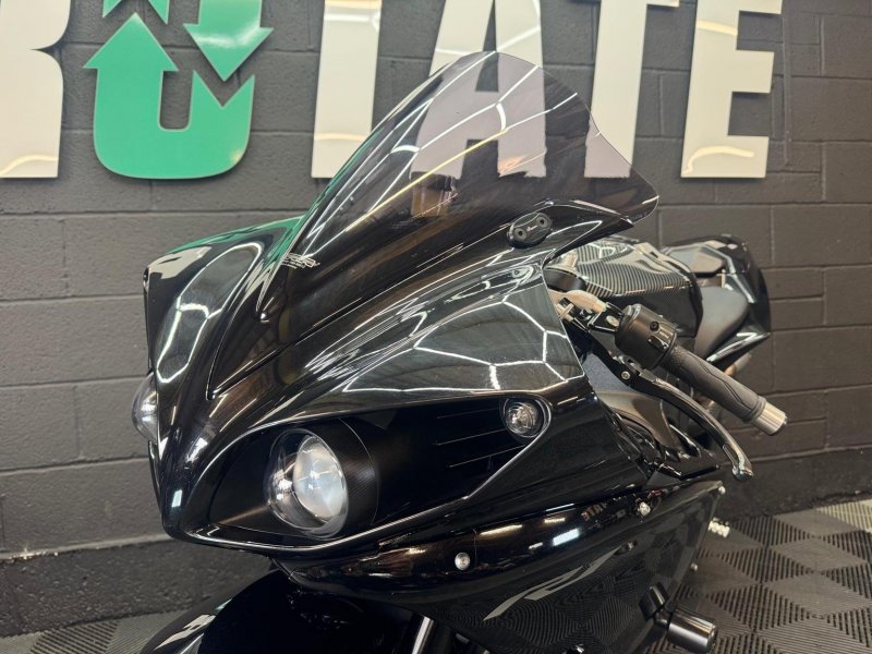YAMAHA R1