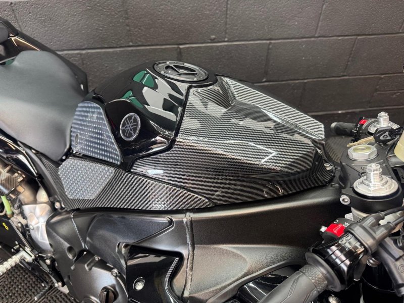 YAMAHA R1
