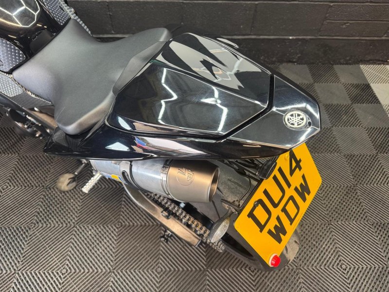 YAMAHA R1