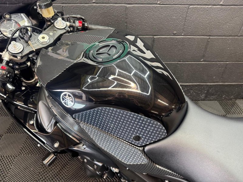 YAMAHA R1