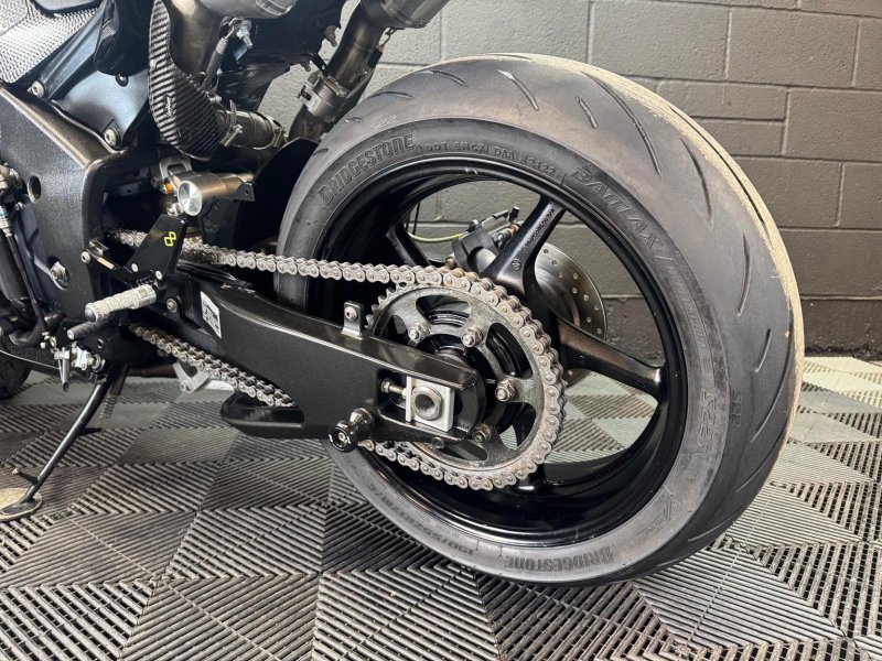 YAMAHA R1