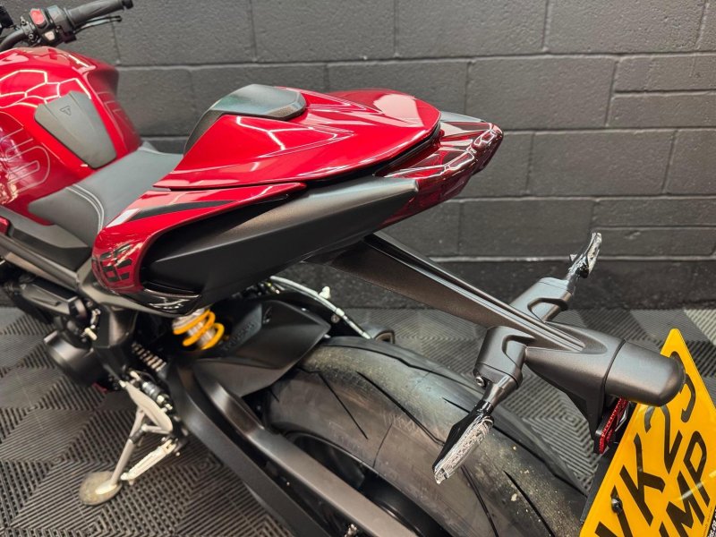 TRIUMPH STREET TRIPLE 765
