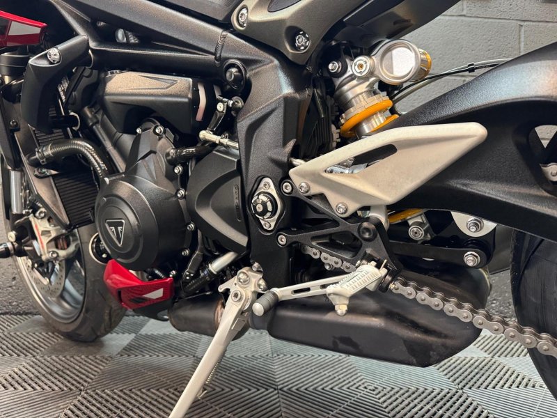 TRIUMPH STREET TRIPLE 765
