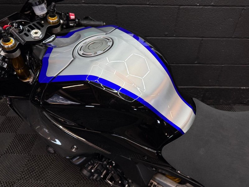 YAMAHA R1M