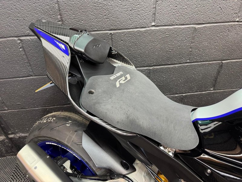 YAMAHA R1M