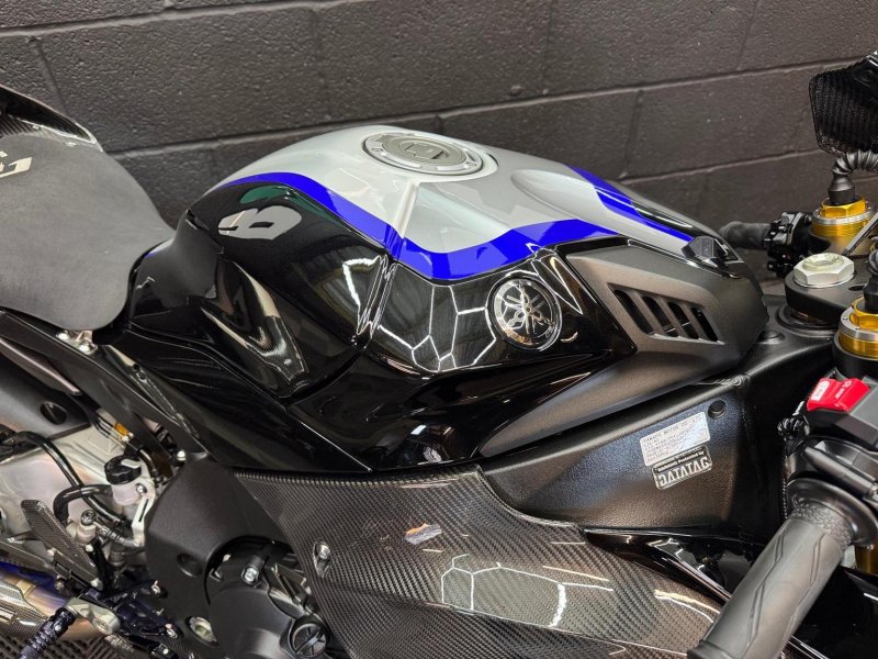 YAMAHA R1M