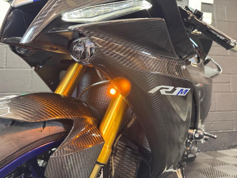 YAMAHA R1M