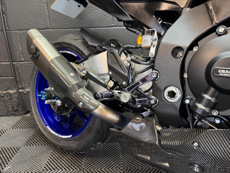 YAMAHA R1M