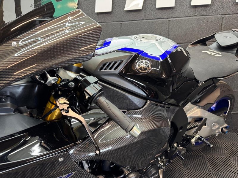 YAMAHA R1M