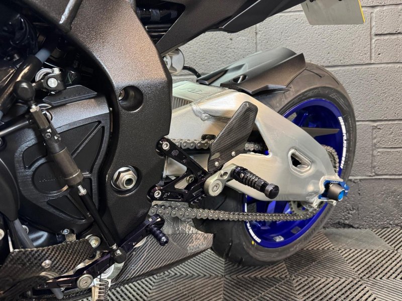 YAMAHA R1M