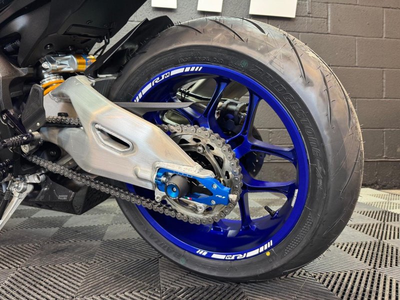 YAMAHA R1M