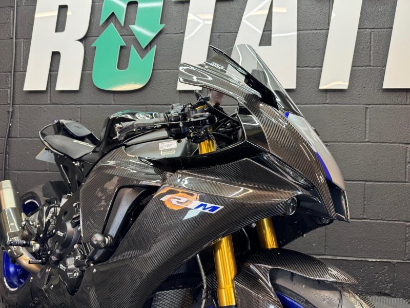 YAMAHA R1M