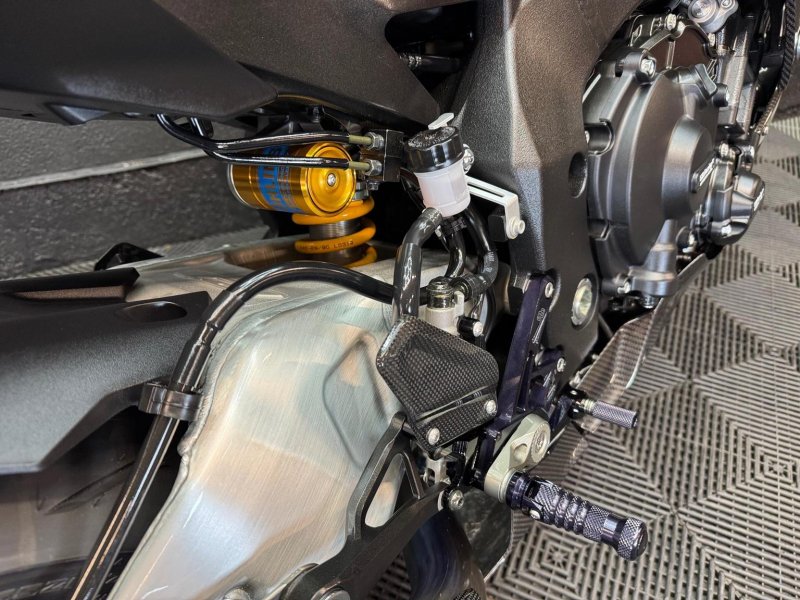 YAMAHA R1M