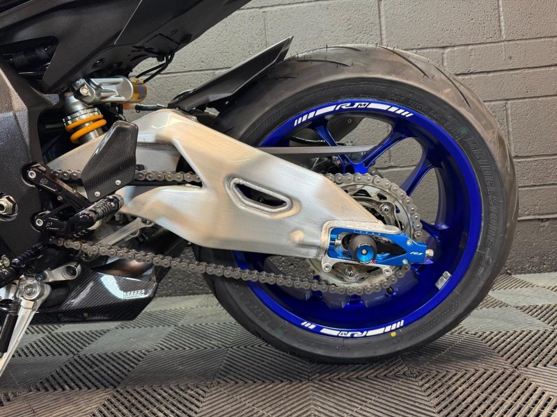 YAMAHA R1M