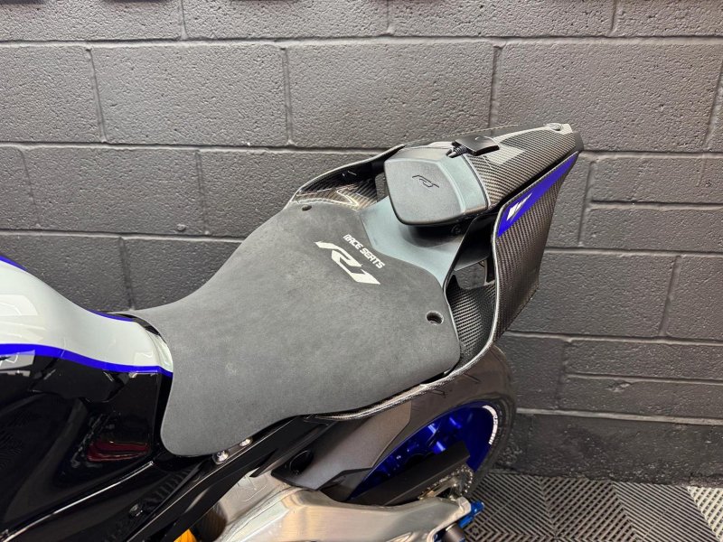 YAMAHA R1M