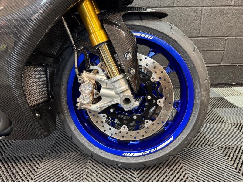 YAMAHA R1M