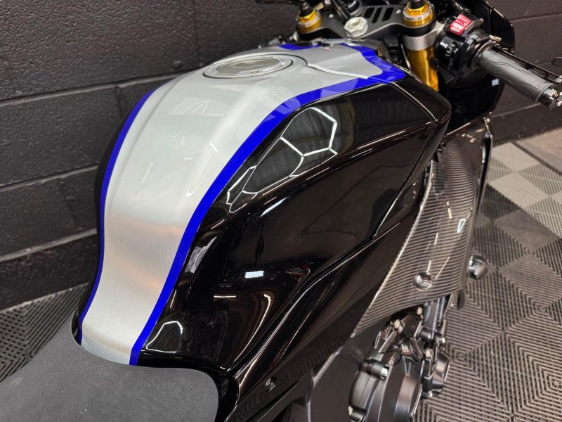 YAMAHA R1M