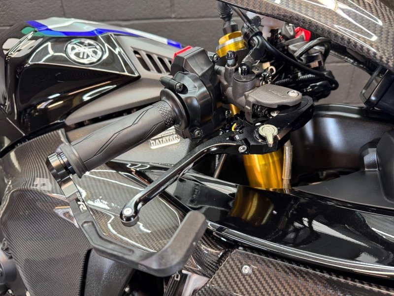 YAMAHA R1M