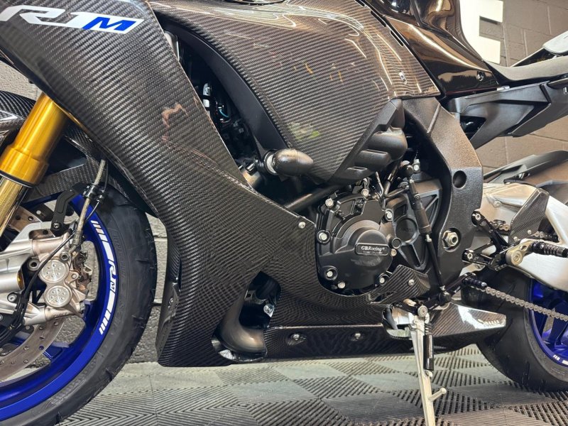 YAMAHA R1M