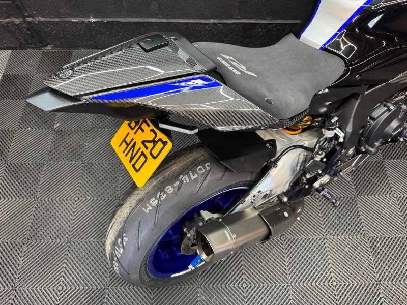 YAMAHA R1M