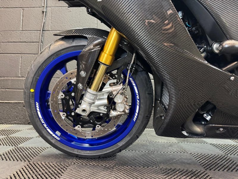 YAMAHA R1M