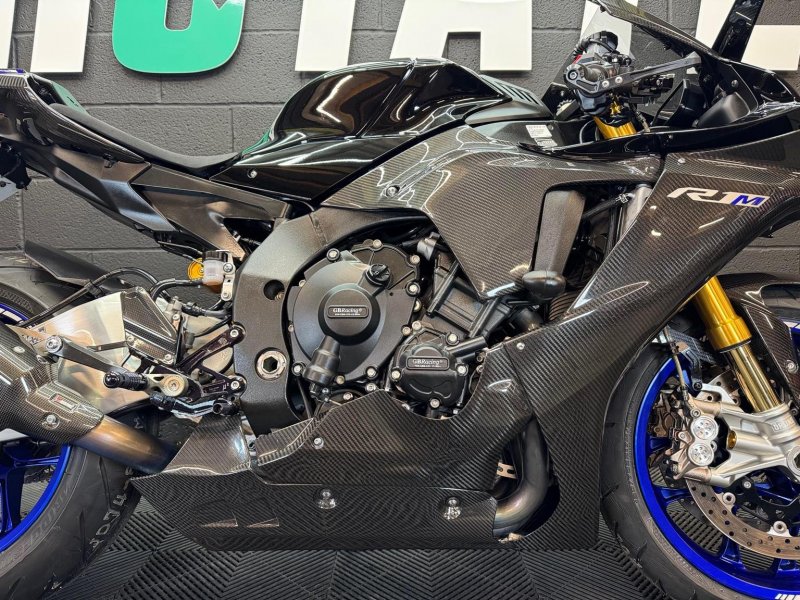YAMAHA R1M