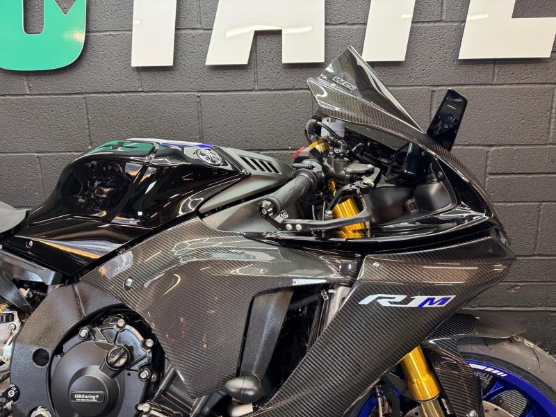 YAMAHA R1M
