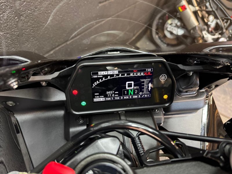 YAMAHA R1M