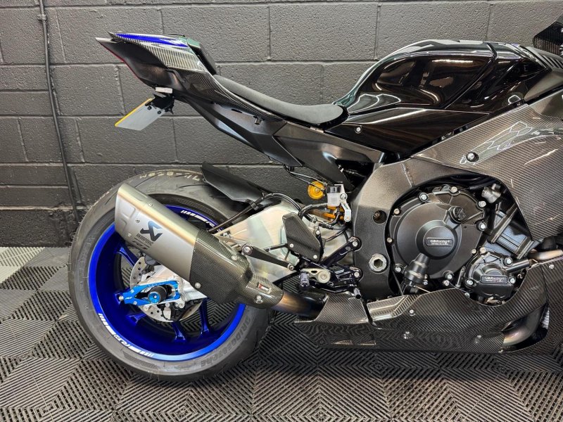 YAMAHA R1M
