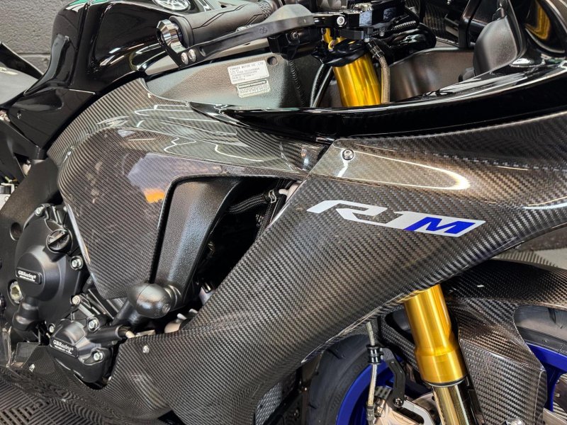 YAMAHA R1M