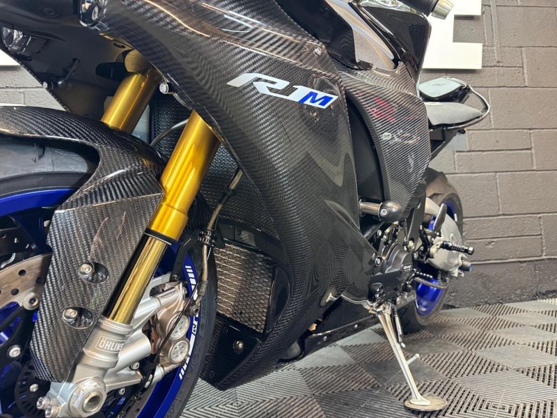 YAMAHA R1M