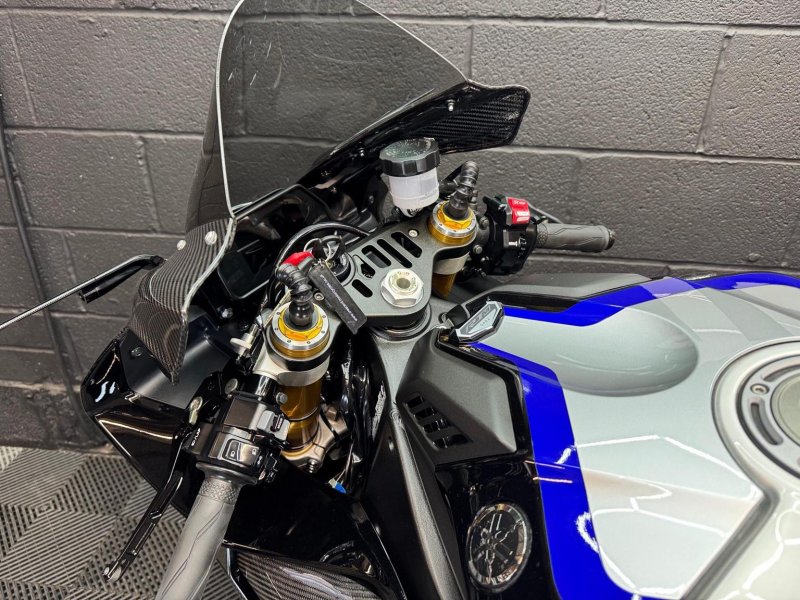 YAMAHA R1M