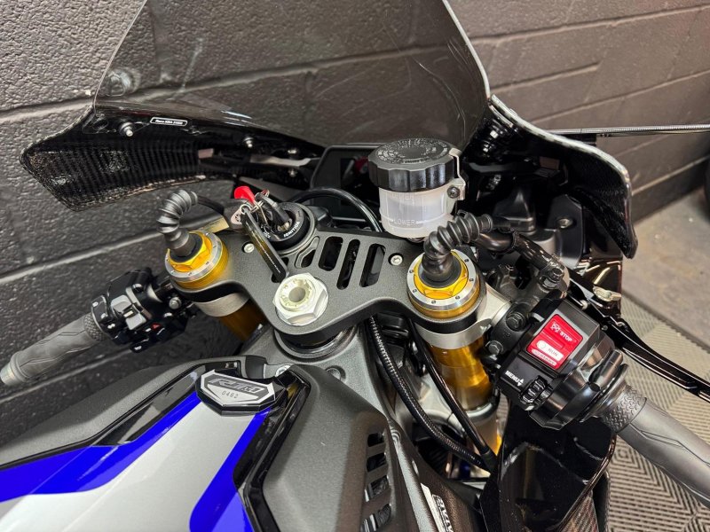 YAMAHA R1M
