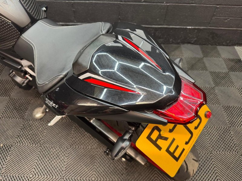 TRIUMPH STREET TRIPLE 765