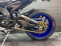 YAMAHA R1