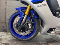 YAMAHA R1