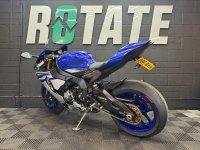 YAMAHA R1