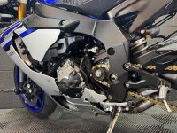 YAMAHA R1