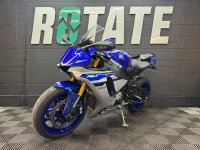 YAMAHA R1