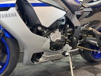 YAMAHA R1