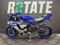 YAMAHA R1