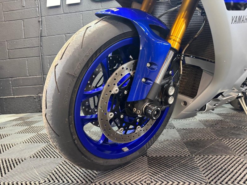 YAMAHA R1